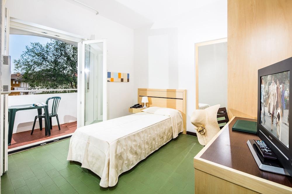 Hotel La Pergola Линьяно-Саббьядоро Экстерьер фото